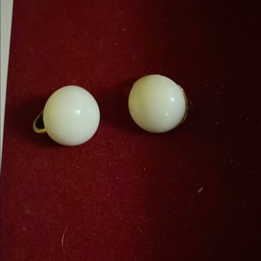 Vintage Trifari Clip-On Earrings EUC